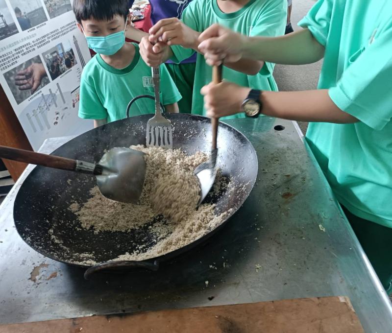 親手體驗食物製作過程-3照片提供者:彰化海洋食研基地團隊 親手體驗食物製作過程-3照片提供者:彰化海洋食研基地團隊