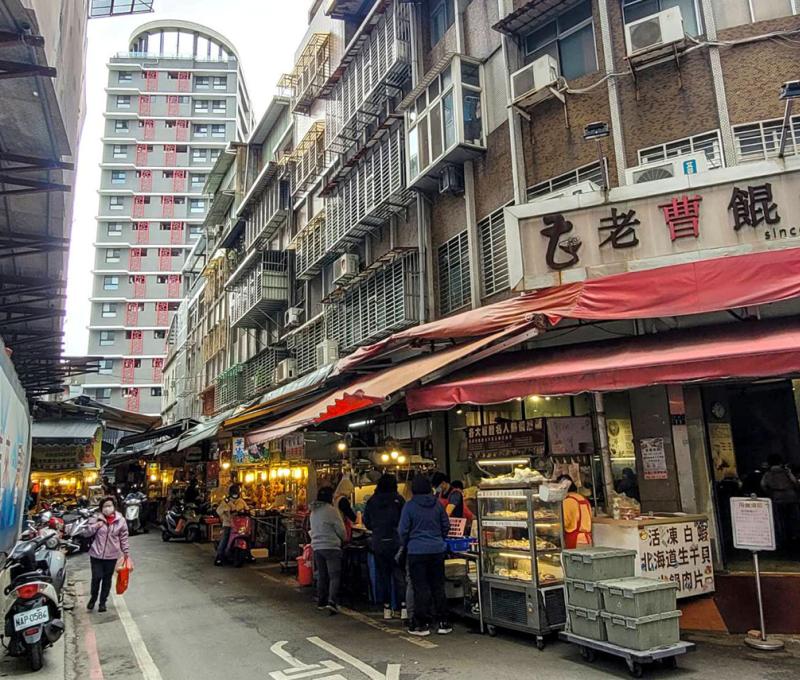 市場內聚集不少美食攤商，前為老字號商家-老曹餛飩