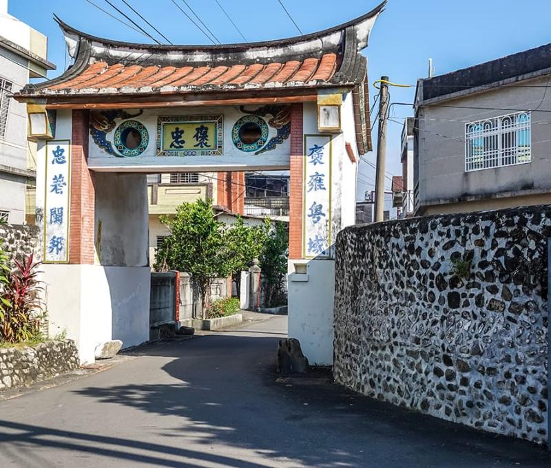 西隘門暨圍牆 照片拍攝者：客家委員會客家文化發展中心提供 / 拍攝日期：2022