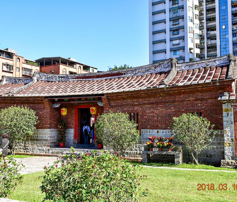 不同角度看大門