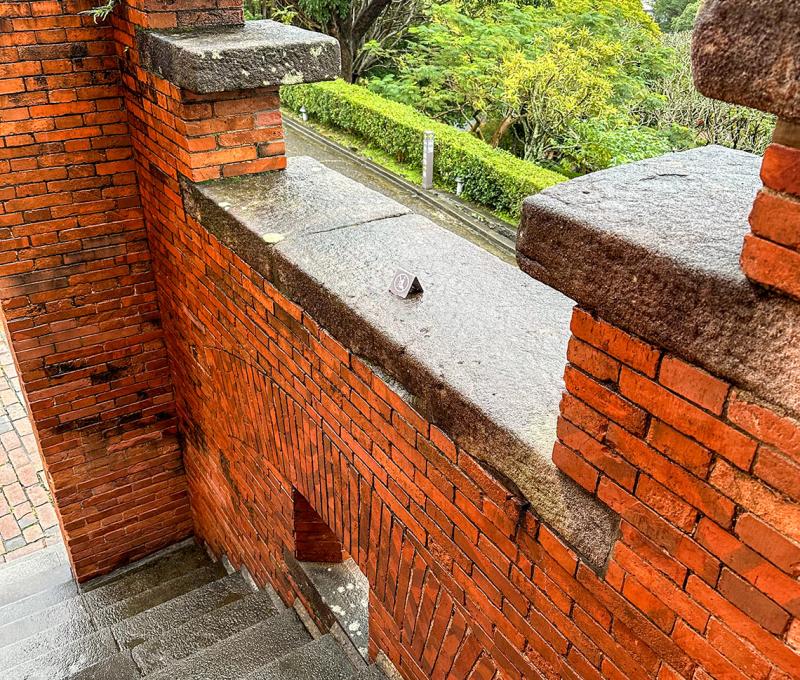 紅毛城軍事防禦用之槍孔「雉堞」