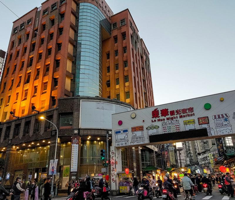 錢櫃KTV大樓是昔日樂華戲院的位置