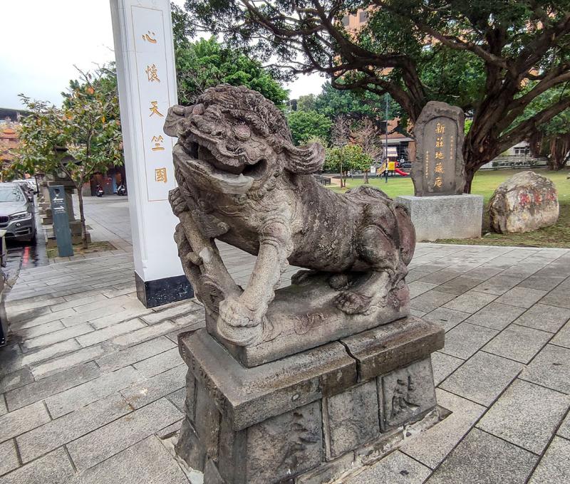狛犬是從昔日的新莊神社的搬遷過來。照片拍攝者：海山文史團隊