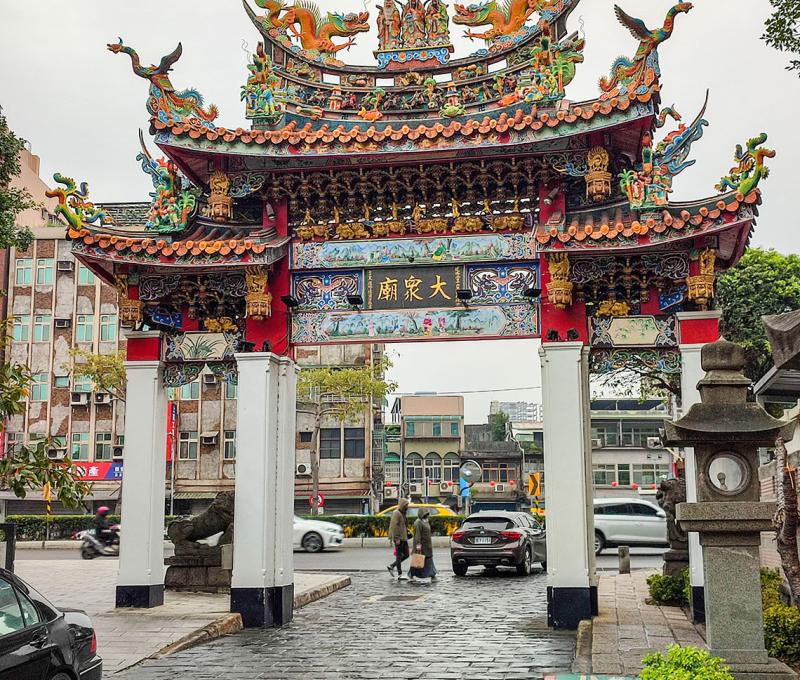 地藏庵山門的背面則是大眾廟的匾額。照片拍攝者：海山文史團隊