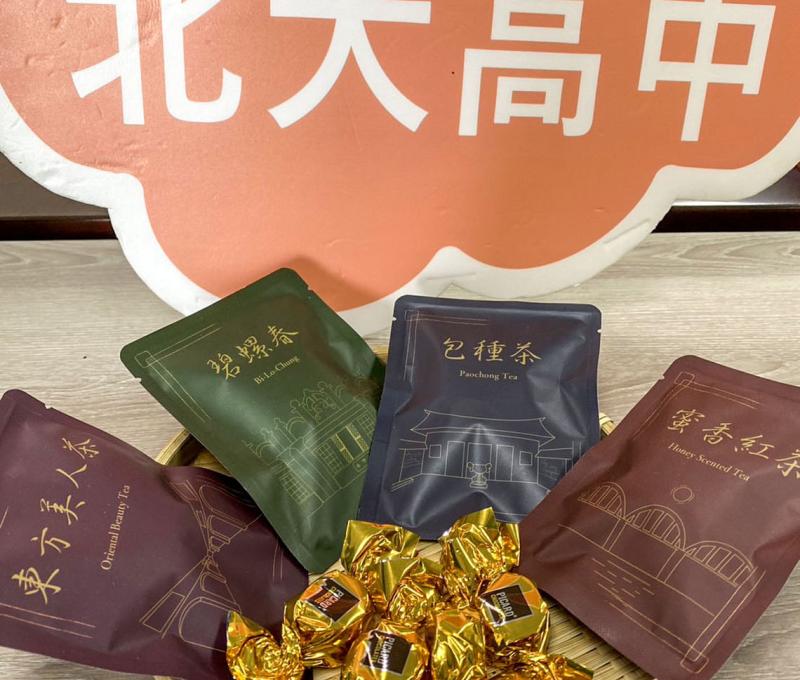 學生結合三峽地景設計的雙語文創茶包袋。照片拍攝者：北大高中三峽學教師團隊