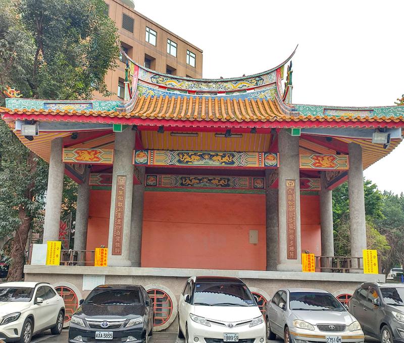 在地藏庵對面則有酬神的戲臺。照片拍攝者：海山文史團隊