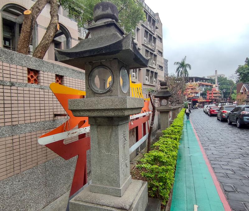 地藏庵走道兩旁的燈臺也是新莊神社搬遷而來。照片拍攝者：海山文史團隊