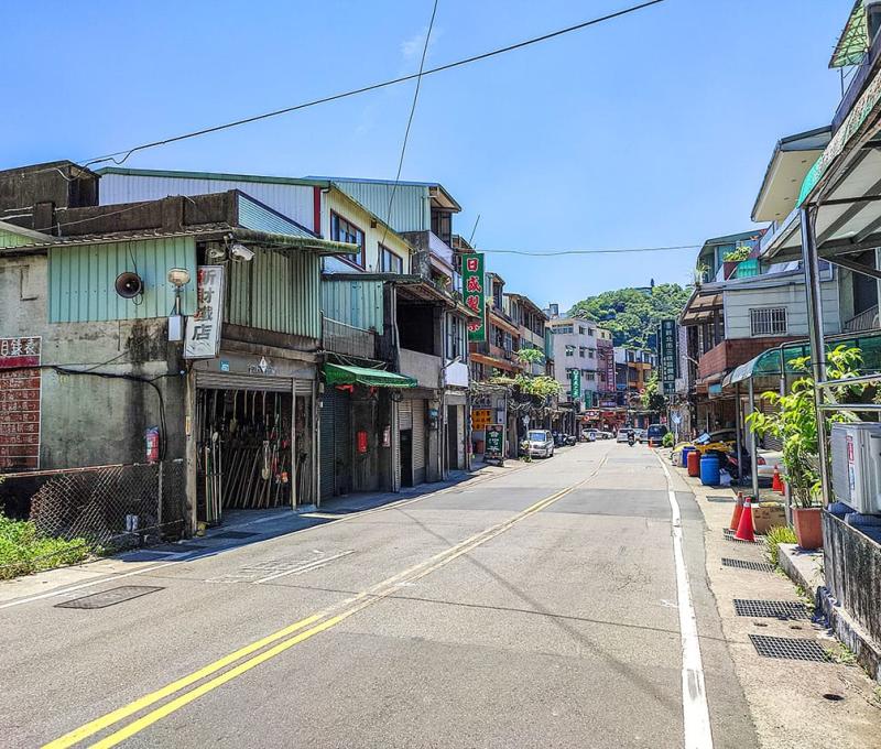昔日成福茶市的交易就是在街區兩旁由茶農向製茶廠出售茶菁。照片拍攝者：三峽學教師社群 / 拍攝日期：2022/07/24