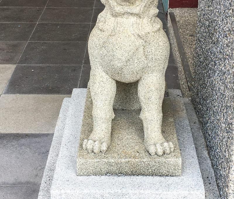 保存在佳冬高農的狛犬(公) 照片拍攝者：客家委員會客家文化發展中心提供 / 拍攝日期：2022