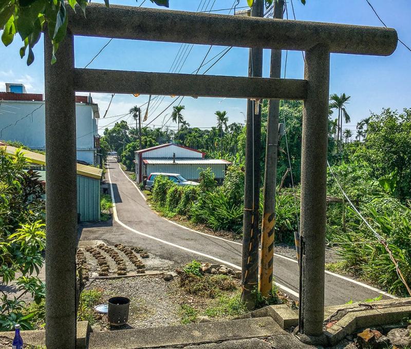 從鳥居看參拜道 照片拍攝者：客家委員會客家文化發展中心提供 / 拍攝日期：2022