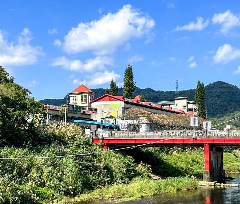 渡船頭遙望雙溪高中