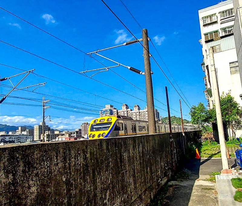 尖山埔路後巷與火車僅有一人寬間距。照片提供者：江明泱 / 拍攝日期：2023/09/13