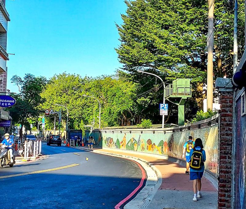 尖山埔路清晨上學孩子的身影。照片提供者：江明泱 / 拍攝日期：2023/09/13