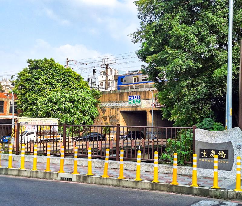 猶如城門的高架鐵道，進來後即為鶯歌陶瓷重要集散地鶯歌陶瓷老街。照片提供者：江明泱 / 拍攝日期：2023/09/13