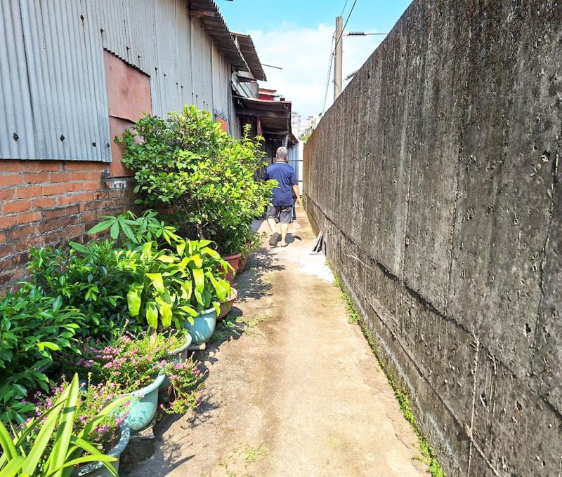 十一間後巷高牆外即是鐵道。照片提供者：江明泱 / 拍攝日期：2023/09/11