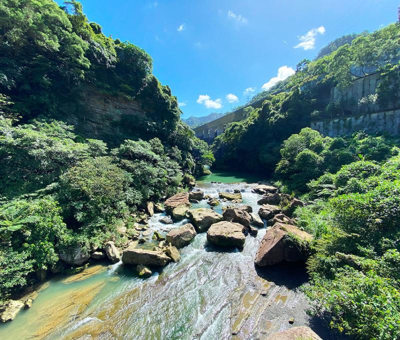 橋上可看河谷深切，大自然的力量令人敬畏