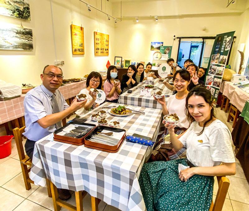 注腳雙溪工作室創辦人簡淑慧與雙溪高中漫遊雙溪課程團隊合影