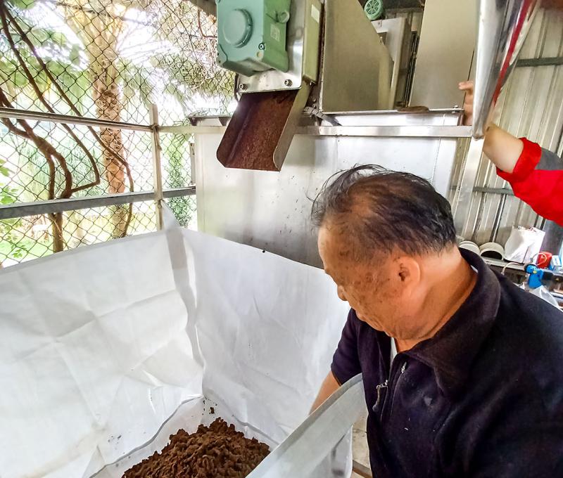 老闆導覽製作過程。照片拍攝者：黃君琪／拍攝日期：2022/3/6