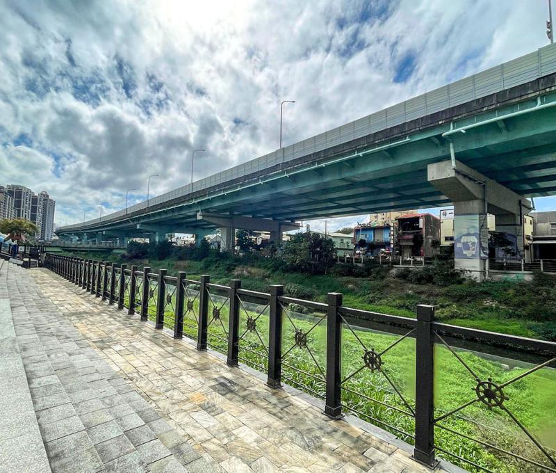 湳仔溪畔船舵意象