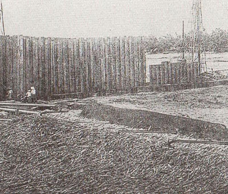 日治時期北港溪倒虹吸工興建照 照片提供者：吳明韞，《嘉南大圳建設工程簡介-日本所遺留之水利大遺產》（臺南市：南市文化局，2015），頁101。