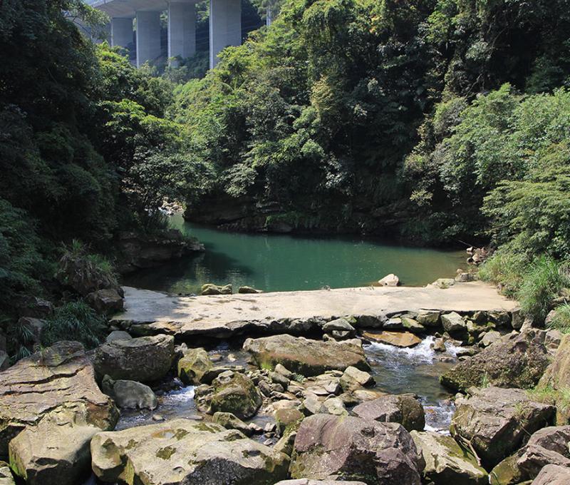 清澈溪水聚集成清潭，觀之令人望俗。