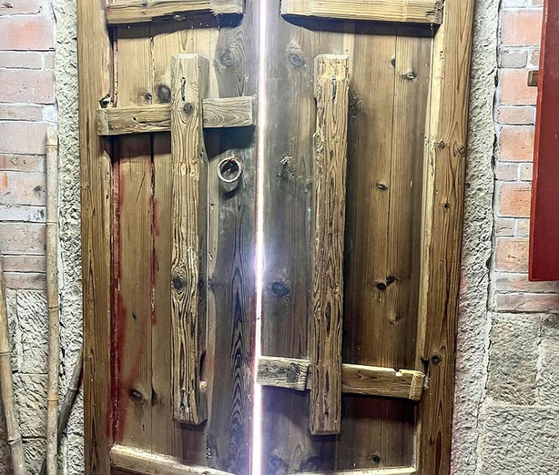 擁有三道防盜機關的木門