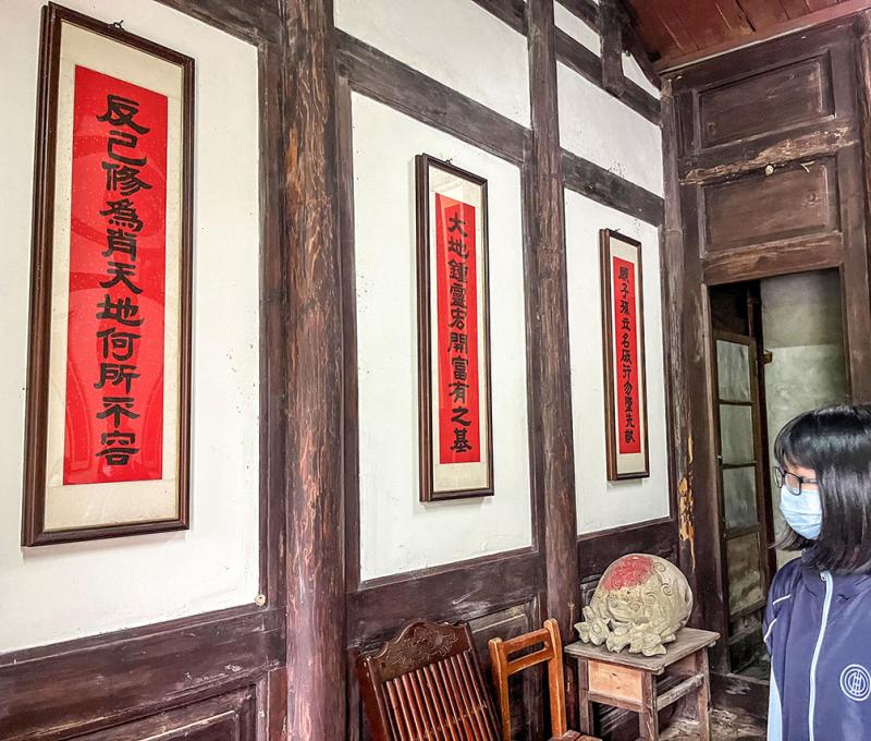 牆上掛著連家家訓