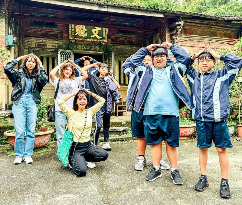 接待外國友人參訪舉人厝，於三合院前庭合影留念