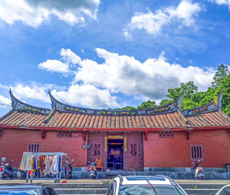 通過三角湧大橋所看見第一間古色古香的閩南式建築就是蘇萬利祖厝。照片拍攝者：三峽學教師社群 / 拍攝日期：2022/07/24