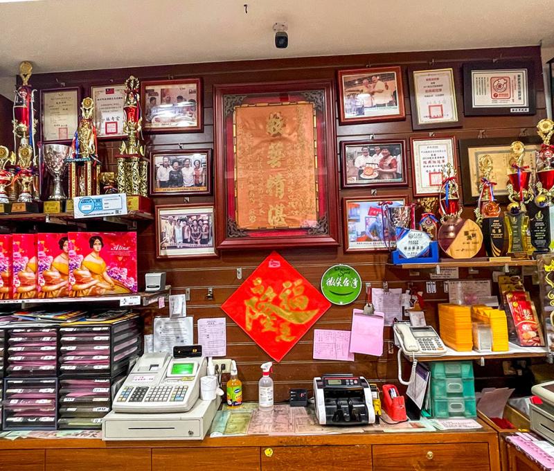 店內販售各種傳統餅禮盒