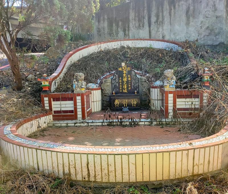 在劉厝與蘇厝的附近有兩座劉家的祖墳。照片拍攝者：三峽學教師社群 / 拍攝日期：2022/07/25