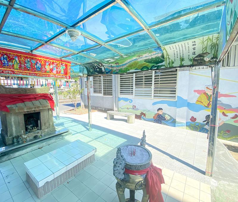 蔴竹坑福德祠旁剪黏藝術牆，由師生一同與傳統藝術師創作完成