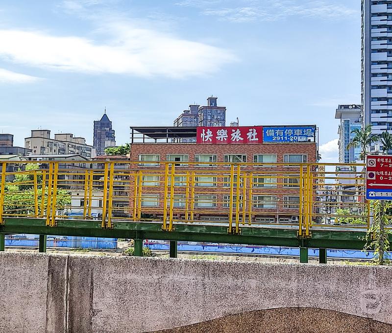 景美街對岸的快樂旅社就是昔日瑠公橋設置的位置。照片拍攝者：朱肇維 / 拍攝日期：2022/08/27