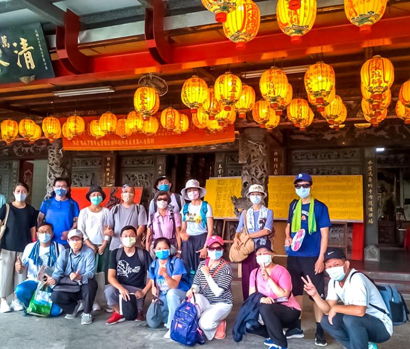 萬慶巖正面合影。照片拍攝者：林惠珠 / 拍攝日期：2022/08/27