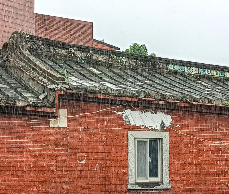 游厝右側的護龍牆壁上竹卷。照片提供者：黃秋菊 / 拍攝日期：2023/09/03