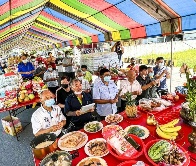 由爐主帶領里長、庄民一起點香祭溪謝神 照片提供者：毛毓翔 / 拍攝日期：2022/08/26
