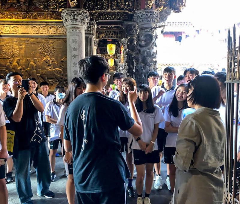 體驗同學所設計的實境闖關遊戲。照片拍攝者：北大高中三峽學教師團隊