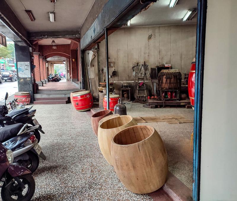 街道上都擺滿了鼓身。照片拍攝者：海山文史團隊