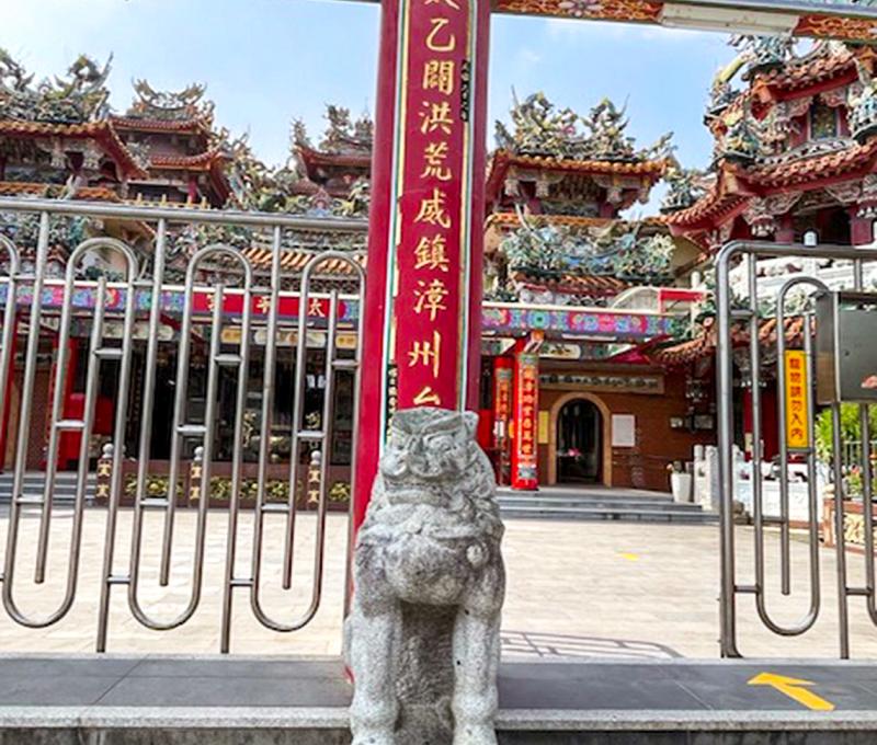 山門內側二邊為文山神社拆除後保留下來的的狛犬（高麗犬）。照片拍攝者：陳粉 / 拍攝日期：2022/09/09
