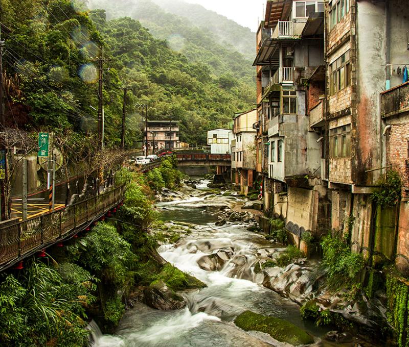 石碇東街，可見特殊吊腳樓建築模式，房屋懸空在河床上方。