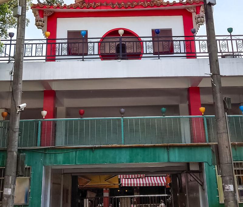 由球場中央，望向原通議第正門。照片拍攝者：洪光君 / 拍攝日期：2021/4/12