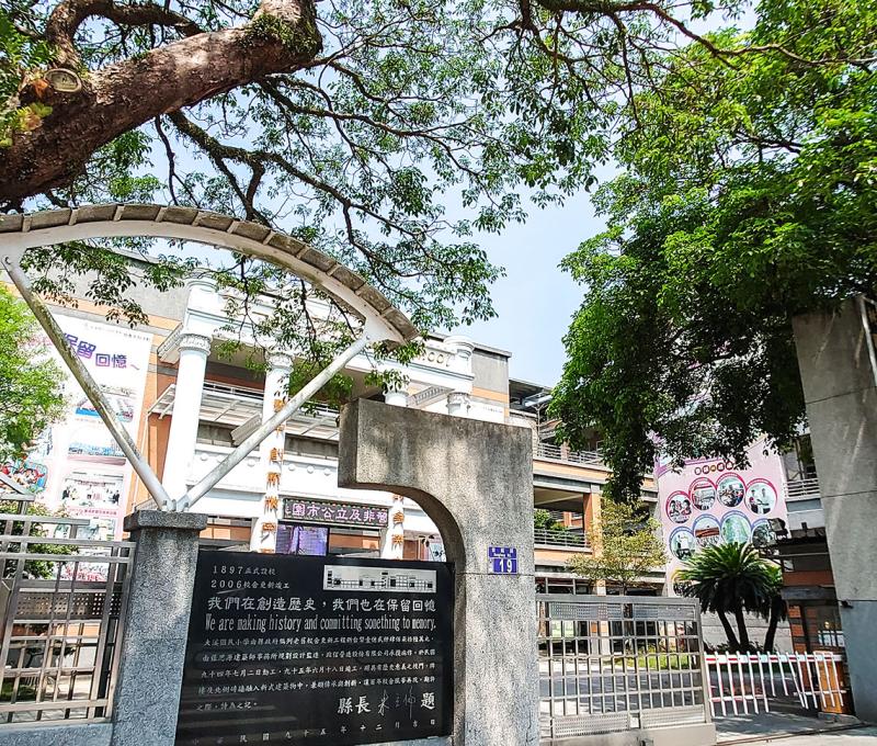 大溪國小正門照片拍攝者：洪光君 / 拍攝日期：2021/4/12