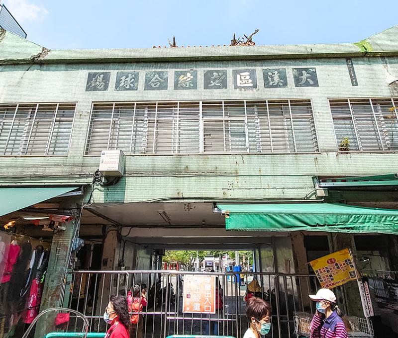 原通議第正門改建成綜合球場兼菜市場照片拍攝者：洪光君 / 拍攝日期：2021/4/12