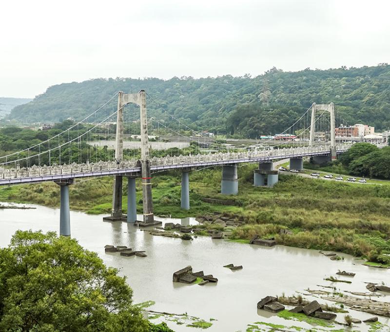 飛橋臥波_形容大漢溪上的大溪吊橋。照片拍攝者：洪光君 / 拍攝日期：2021/4/15