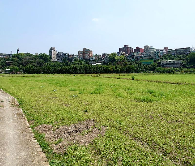 從順時埔下厝望向二層(河階地形)照片拍攝者：洪光君 / 拍攝日期：2021/4/12