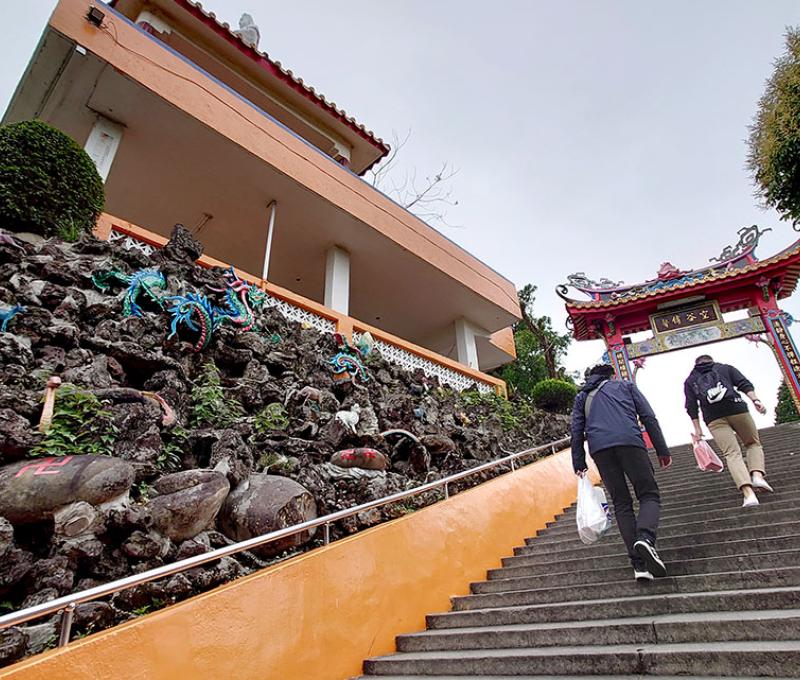 蓮座山觀音寺入口階梯照片拍攝者：洪光君 / 拍攝日期：2021/4/15
