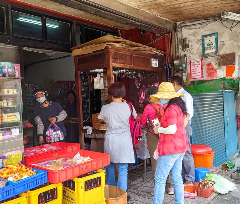 廟旁的柑仔店，是在地小農的熱銷點。照片拍攝者：洪光君 / 拍攝日期：2021/4/12