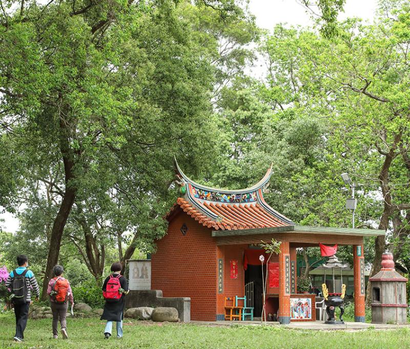 綠意盎然裡的土地公廟。照片拍攝者：洪光君 / 拍攝日期：2021/4/6