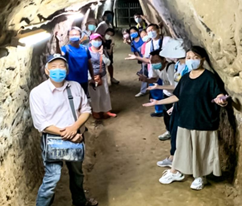 和夏聖禮老師一起進入引水石硿。照片拍攝者：黃君琪 / 拍攝日期：2022/08/27