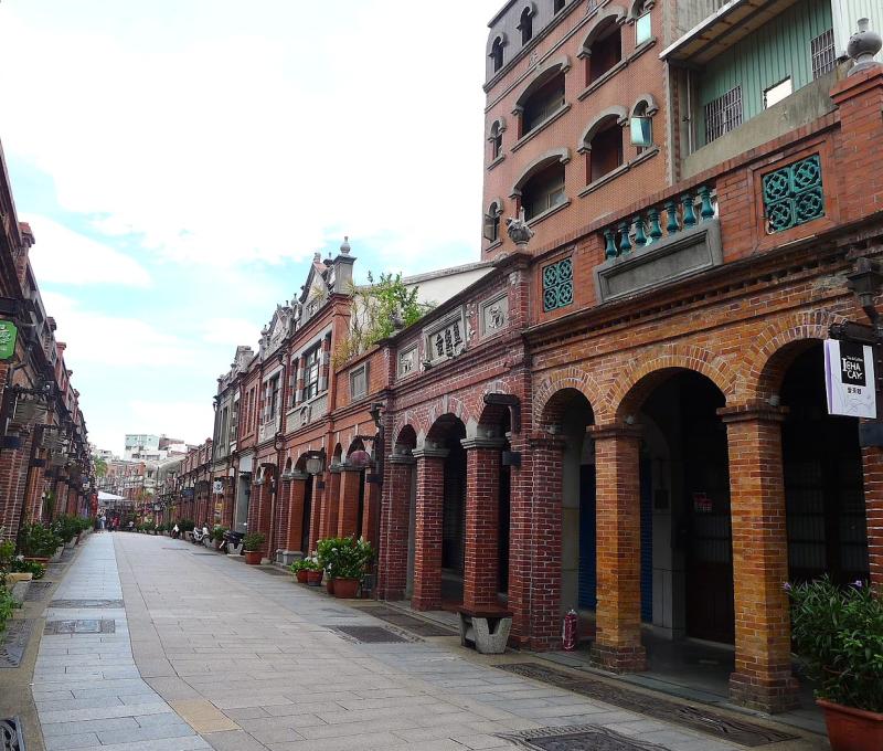 老街的房子是典型的長條型街屋，立面裝飾有的華麗有的樸實，都各具特色。（照片拍攝者：蕭秀梅／拍照日期：2016/8/1）